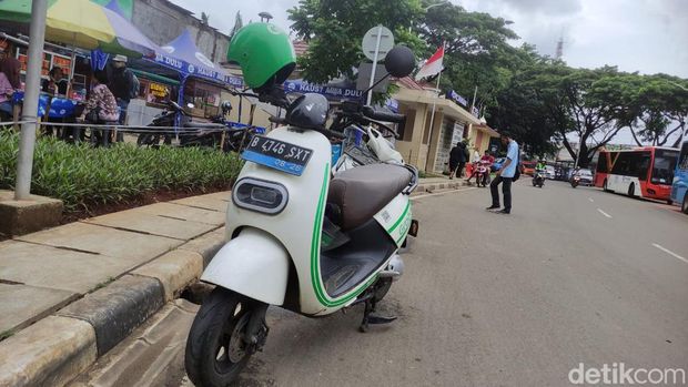 Ojol Grab pakai motor listrik VIAR Q1 di Manggarai. Ojol Grab pakai motor listrik VIAR Q1 di Manggarai.