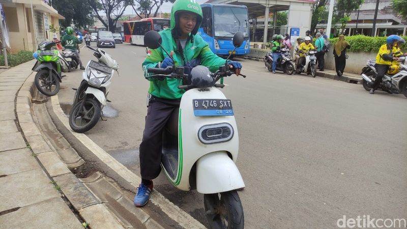Ojol Grab pakai motor listrik VIAR Q1 di Manggarai.