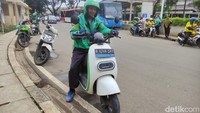 Kisah Ojol Pakai Motor Listrik: Bawa Penumpang Jakarta-Bogor, Baterai Habis Telepon Teman