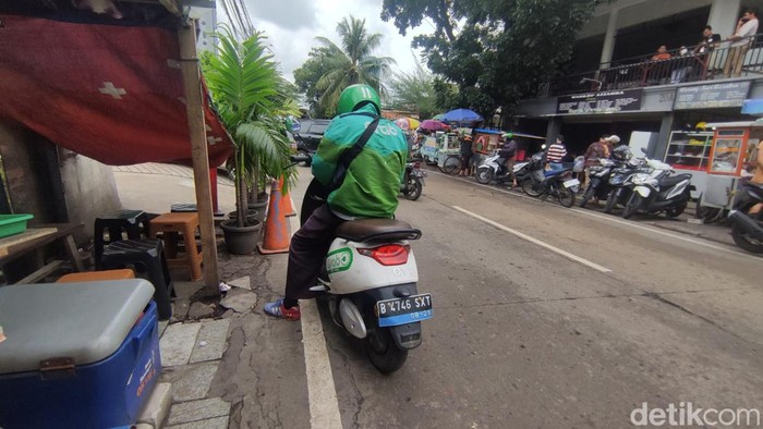 Ojol Grab pakai motor listrik VIAR Q1 di Manggarai.