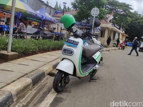 Ojol Grab pakai motor listrik VIAR Q1 di Manggarai.