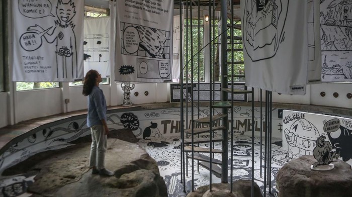 PAMERAN KOMIK PERLAWANAN REMAH-REMAH Pengunjung mengamati karya saat pameran komik βThe Dagingtumbuh Vol.20β di Tempuran Space, Sembungan, Bangunjiwo, Kasihan, Bantul, DI Yogyakarta, Rabu (1/2/2023). Pameran komik βThe Dagingtumbuh vol.20β bertajuk Perlawanan Remah-Remahβ yang diikuti 30 seniman tersebut sebagai gambaran semangat untuk bangkit dari pandemi COVID-19. ANTARA FOTO/Hendra Nurdiyansyah/rwa.