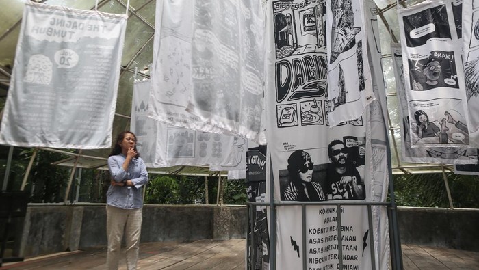 Pengunjung mengamati karya saat pameran komik “The Dagingtumbuh Vol.20” di Tempuran Space, Sembungan, Bangunjiwo, Kasihan, Bantul, DI Yogyakarta, Rabu (1/2/2023). Pameran komik “The Dagingtumbuh vol.20” bertajuk Perlawanan Remah-Remah” yang diikuti 30 seniman tersebut sebagai gambaran semangat untuk bangkit dari pandemi COVID-19. ANTARA FOTO/Hendra Nurdiyansyah/rwa.