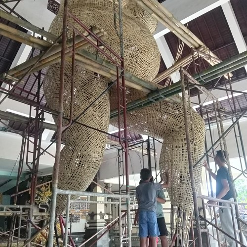Para pemuda di Banjar Pande di Bualu, Kuta Selatan, Badung, Bali membuat ogoh-ogoh super jumbo dengan tinggi 12 meter dan berat mencapai 2 ton.