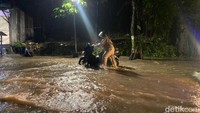 Foto: Air merendam Jalan Trans Sulawesi di Kota Parepare setinggi 20-30 centimeter. (Andi Nur Isman/detikSulsel)