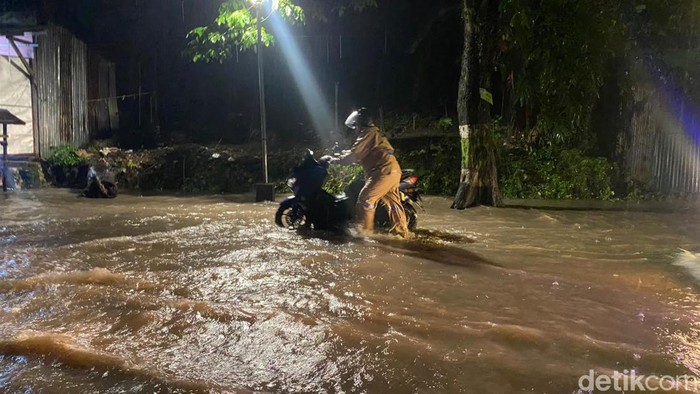 Parepare Air merendam Jalan Trans Sulawesi di Kota Parepare setinggi 20-30 centimeter.