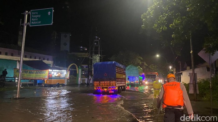 Parepare Di lokasi terlihat sejumlah petugas kepolisian mengarahkan kendaraan yang hendak melintas. Sejumlah kendaraan pun memilih menepi dahulu, terutama sepeda motor.