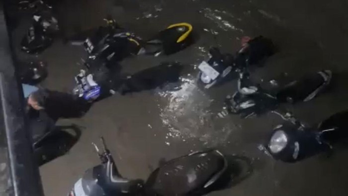 Banjir menerjang Kota Parepare, Sulawesi Selatan (Sulsel). Akibatnya sejumlah rumah warga hingga jalan poros terendam banjir.