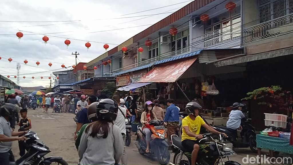 Berkeliling ke Pasar Babi yang Populer di Singkawang