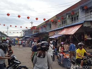 Berkeliling ke Pasar Babi yang Populer di Singkawang