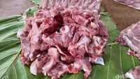 Konon hal ini sengaja dilakukan oleh pengelola untuk mencegah kontaminasi bahan makanan. Sehingga daging babi tidak akan menyentuh makanan yang halal lainnya. Foto: detikcom