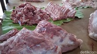 Mengunjungi Pasar Babi Singkawang (25/1) detikfood bersama Pusaka Rasa Nusantara menyaksikan hiruk pikuk yang terjadi di sana. Transaksi jual beli berlangsung meriah antara penjual dan pembeli. Foto: detikcom