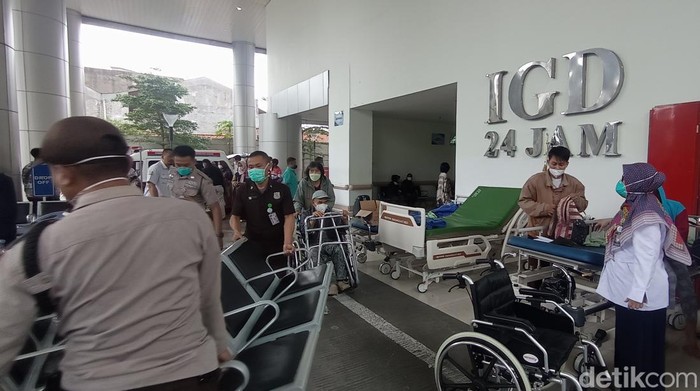 Pasien dievakuasi di halaman RS Bandung Kiwari