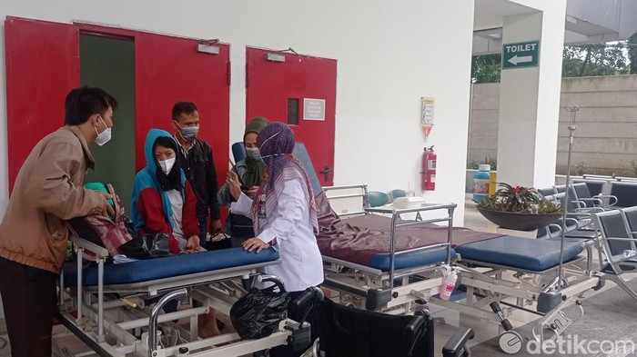 Pasien dievakuasi gegara RS Bandung Kiwari terbakar.