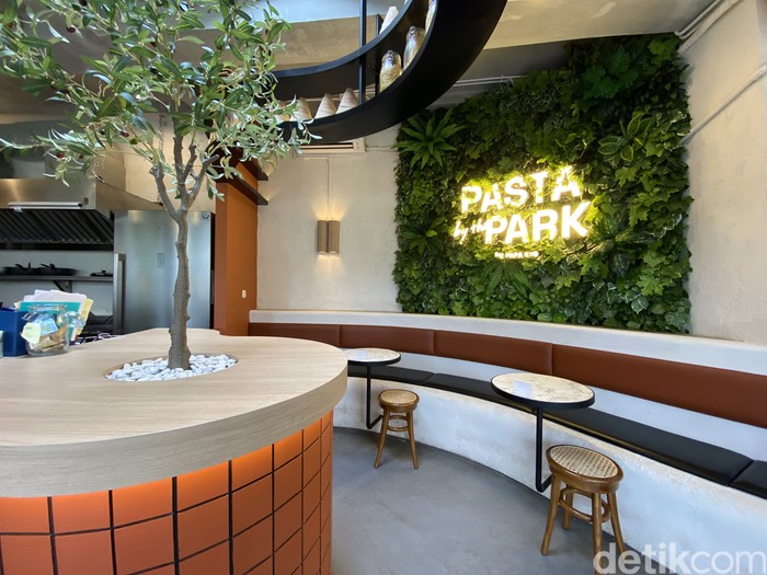 Pasta by The Park Pasta by The Park, tempat makan pasta 'hidden gem' di Blok M. Lokasinya ada di kawasan Taman Literasi Martha Tiahahu.