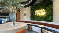 Restorannya sangat mungil dengan kapasitas pengunjung sekitar 20 orang saja. Kamu bisa menikmati pasta di area indoor maupun outdoor. Foto: detikFood / Yenny Mustika Sari