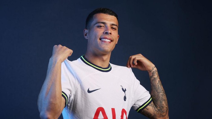 Pedro Porro ENFIELD, ENGLAND - JANUARY 31: Tottenham Hotspur new loan signing Pedro Porro poses for a photo at Tottenham Hotspur Training Centre on January 31, 2023 in Enfield, England. (Photo by Tottenham Hotspur FC/Tottenham Hotspur FC via Getty Images)