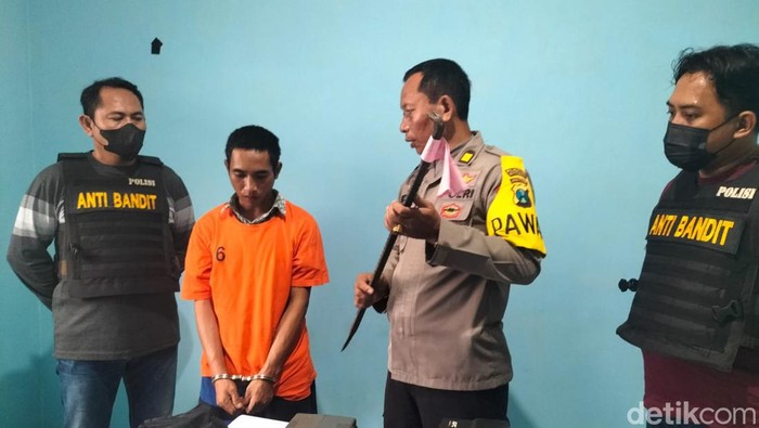 Pelaku pembobolan minimarket di Suarabaya saat diamankan