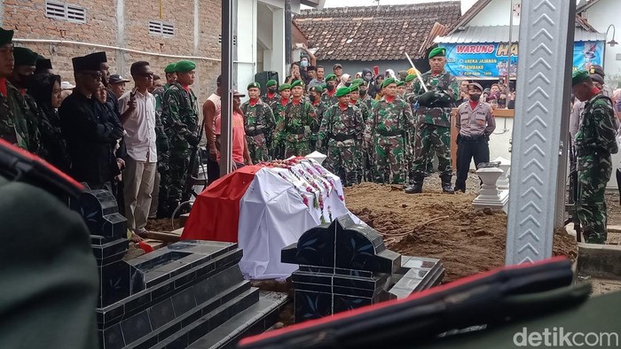 Pemakaman Pratu Ferdian Dwi Sukma yang gugur di Pegunungan Papua , Rabu (1/2/2023). Jenazah Pratu Ferdian dimakamkan di Klaten.