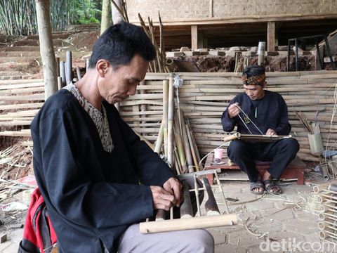 Pembuatan angklung di Saung Angklung Udjo.