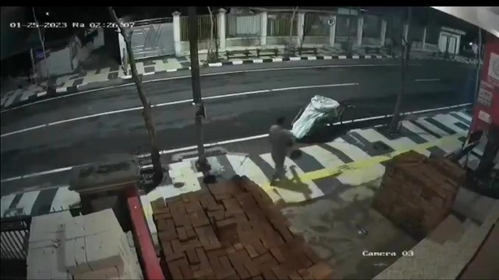 Pencurian bollar trotoar di Bojonegoro