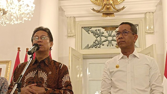 Penjabat (Pj) Gubernur DKI Jakarta Heru Budi Hartono gelar rapat pimpinan bersama Menteri Kesehatan Budi Gunadi Sadikin (Tiara-detikcom)