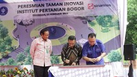 Lewat program tanggung jawab sosial-nya, Berau Coal mendonasikan dana sebesar Rp4,2 miliar bagi berdirinya Taman Plaza Inovasi IPB. “Industri yang berkelanjutan dan ramah lingkungan adalah kepentingan seluruh pihak, termasuk pula kami yang bergerak dalam pengelolaan sumber daya alam. Dukungan pembangunan taman kampus di IPB adalah salah satu bentuknya,” ujar Direktur PT Berau Coal, Sandy Indrawan. (Foto: Peresmian Taman Plaza Inovasi IPB (Sinar Mas-IPB)