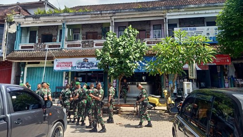 Personil TNI saat melakukan persiapan pengamanan di areal Pasar Umum Melaya, Kecamatan Melaya, Kabupaten Jembrana, Rabu (1/2/2023). (I Putu Adi Budiastrawan/detikBali).