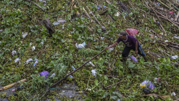 Petugas Bersihkan Sungai Martapura yang Tertutup Tumpukan Sampah Sejumlah petugas dari Dinas PUPR Kota Banjarmasin membersihkan tumpukan sampah yang menutupi Sungai Martapura di Banjarmasin, Kalimantan Selatan, Rabu (1/2/2023). Sampah kiriman dalam dua hari terakhir dari hulu sungai akibat intensitas hujan yang tinggi tersebut menyebabkan arus lalu lintas transportasi sungai tersebut terganggu.