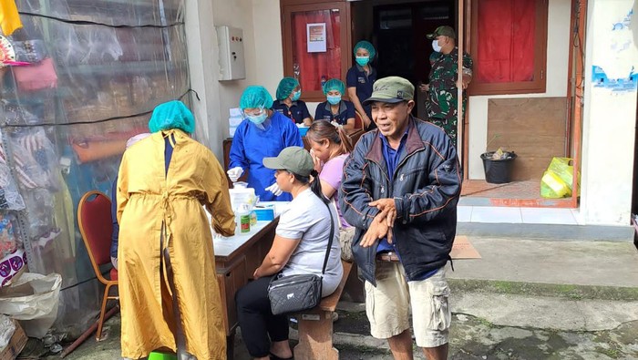 Petugas Dinkes Tabanan melakukan tes swab kepada para pedagang di Pasar Baturiti, Rabu (1/2/2023), menjelang kunjungan Presiden Jokowi.