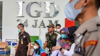 Petugas mengevakuasi pasien pasca kebakaran yang melanda RSUD Bandung Kiwari di Kopo, Bandung, Jawa Barat, Rabu (1/2/2023). Menurut petugas, kebakaran tersebut dipicu oleh panas berlebihan pada alat steril udara di lantai IV rumah sakit tersebut sehingga sejumlah pasien dewasa dan anak dievakuasi ke rumah sakit terdekat.