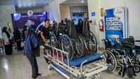 Petugas memindahkan aset rumah sakit pascakebakaran yang melanda RSUD Bandung Kiwari di Kopo, Bandung, Jawa Barat.