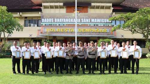 44 polisi mendapatkan penghargaan. 19 di antaranya merupakan personel Polresta Denpasar dan Polsek Denpasar Selatan.