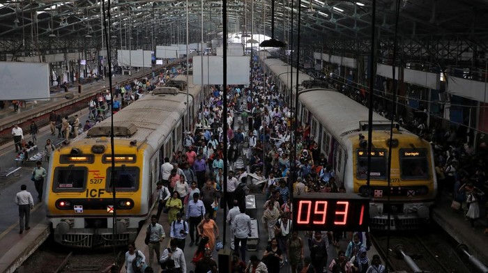 Jumlah penduduk India saat ini mencapai 1,423 miliar jiwa. Tidak heran jika transportasi umum seperti kereta selalu penuh sesak penumpang.