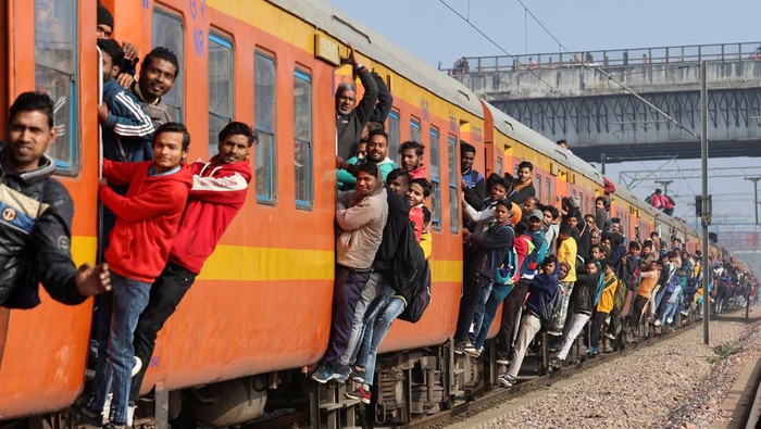 Jumlah penduduk India saat ini mencapai 1,423 miliar jiwa. Tidak heran jika transportasi umum seperti kereta selalu penuh sesak penumpang.