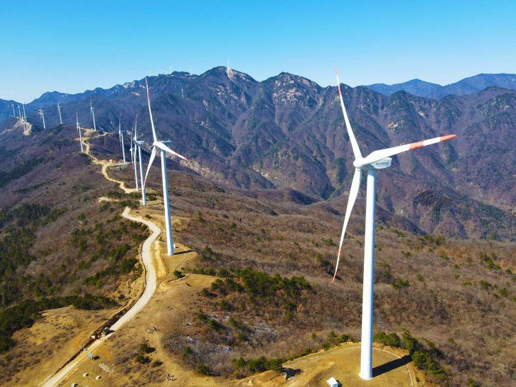 Kemegahan Pembangkit Listrik Tenaga Angin di Pegunungan China