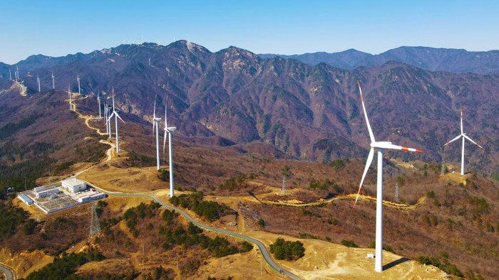 China memiliki pembangkit listrik tenaga angin terbanyak di dunia. Salah satunya ada di Yuexi.