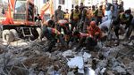 Momen Pencarian Korban Bom Bunuh Diri di Reruntuhan Masjid Pakistan