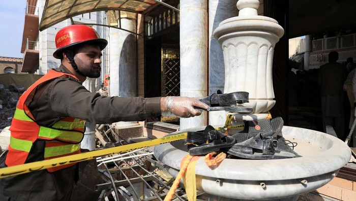 Pencarian korban ledakan bom bunuh diri terus dilakukan di Pakistan, Selasa (31/1) waktu setempat. Bahkan alat berat juga dikerahkan untuk mencari korban di reruntuhan bangunan masjid.