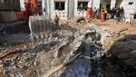 Momen Pencarian Korban Bom Bunuh Diri di Reruntuhan Masjid Pakistan