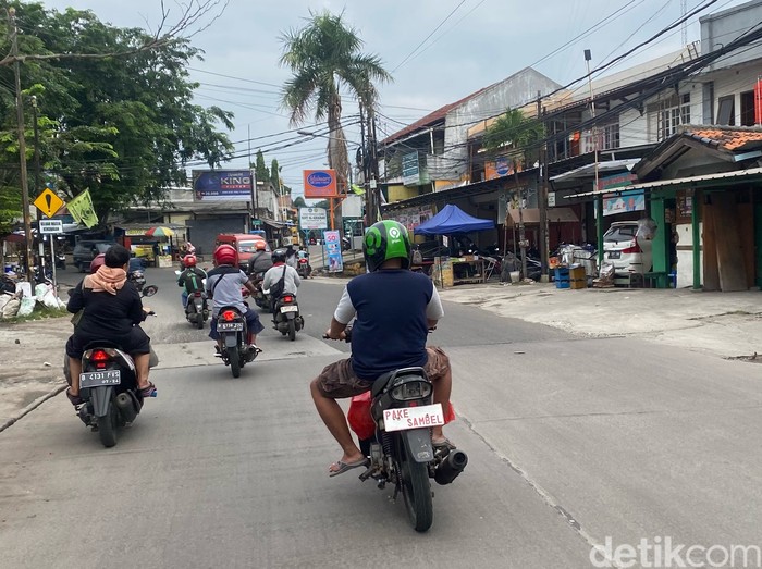 Potret pengendara motor di Bekasi pakai pelat nyeleneh. Potret pengendara motor di Bekasi pakai pelat nyeleneh.