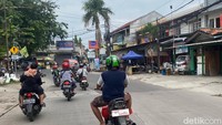 detikOto bertemu dengan pemotor yang menggunakan pelat nomor nyeleneh. Bukan berisikan kode wilayah dan angka, melainkan bertuliskan PAKE SAMBAL dengan warna merah. Foto: Septian Farhan Nurhuda / detik.com