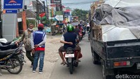 Jika diperhatikan, kendaraan tersebut agaknya hanya digunakan untuk penggunaan jarak dekat. Saat motor tersebut melintas di jalan ramai, tak sedikit pengendara motor lain yang nampak penasaran dan melirik ke arah pelat nyeleneh tersebut. Foto: Septian Farhan Nurhuda / detik.com