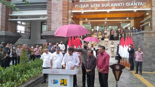 Presiden Jokowi meresmikan Pasar Seni Sukawati di Gianyar, Rabu (1/2/2023). Revitalisasi Pasar Senin Sukawati menghabiskan anggaran Rp 160 miliar.