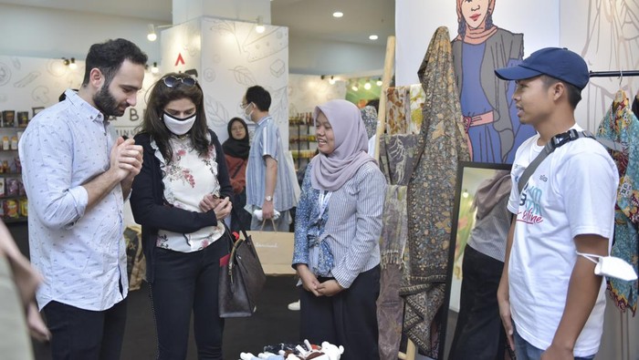 Produk Fashion asal Gresik Ini Jadi Primadona Bazar UMKM untuk Indonesia Salah satu UMKM binaan SIG berhasil meraup omzet penjualan Rp150 juta. Penghasilan ini dari penjualan produk kerajinan kulit di Bazar UMKM Untuk Indonesia 2023.