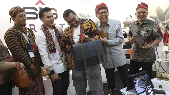 Produk Fashion asal Gresik Ini Jadi Primadona Bazar UMKM untuk Indonesia Salah satu UMKM binaan SIG berhasil meraup omzet penjualan Rp150 juta. Penghasilan ini dari penjualan produk kerajinan kulit di Bazar UMKM Untuk Indonesia 2023.
