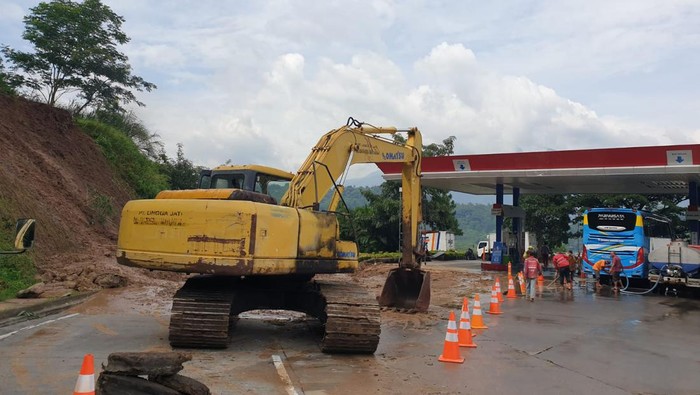 Proses pembersihan longsor di Rest Area 429 A Tol Semarang-Solo, Ungaran, Kabupaten Semarang, Rabu (1/2/2023).