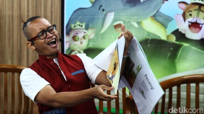 Puluhan Anak Antusias Peringati Hari Membaca Nyaring Sedunia Peringatan Hari Membaca Nyaring Sedunia atau World Read Aloud Day digelar di Taman Ismail Marzuki, Jakarta, Rabu (1/2/2023). Puluhan anak ikut memeriahkan peringatan tersebut.
