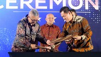 Menteri Koperasi dan Usaha Kecil dan Menengah RI, Teten Masduki (tengah) saat peluncuran Cikarang International City (CINITY) didampingi oleh Manajemen Sri Pertiwi Sejati (SPS) Group. Dengan peningkatan kawasan industri di Cikarang membuat kebutuhan area komersial dan residensial di wilayah ini semakin tinggi. Rata-rata industri di kawasan ini merupakan perusahaan multinasional dengan jumlah pekerja ekspatriat mencapai lebih dari 22.000 orang.