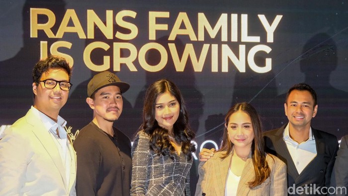 RANS Kini Lebarkan Sayap ke Bisnis Food and Beverage Perusahaan milik Raffi Ahmad dan Nagita Slavina, RANS kini melebarkan sayap ke bisnis food and beverage (F&B). RANS berkolaborasi bersama 4 lini bisnis baru.